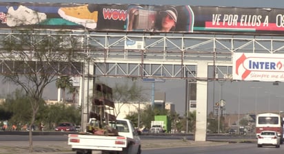 Para ponerlos en orden, conformarán consejo de concesionarios de puentes y anuncios en Torreón. (VERÓNICA RIVERA / EL SIGLO DE TORREÓN)