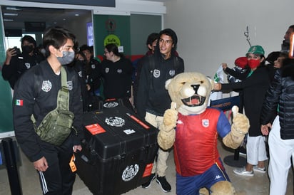 Con gran entusiasmo fue recibido el equipo de robótica del Colegio Cervantes en el Aeropuerto de Torreón, procedentes de Suiza. (FERNÁNDO COMPEÁN / EL SIGLO DE TORREÓN)
