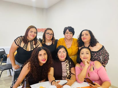 Cinthia Acevedo, Alejandra Acevedo, Sandra Villalobos, Monserrat Acevedo, Vanessa Acevedo, Elizabeth Acevedo y María de los Ángeles Acevedo (CORTESÍA)