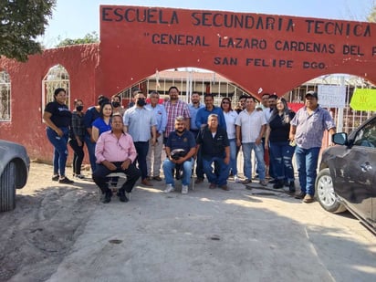 Después, se manifestaron trabajadores de la escuela secundaria técnica No. 63 del ejido San Felipe de Gómez Palacio.