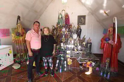 Abril, quien en su cadena cuelga una imagen de la Santa Muerte, cuenta que su devoción nació hace 20 años. (FERNÁNDO COMPEÁN / EL SIGLO DE TORREÓN)