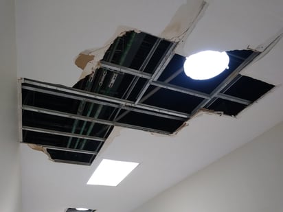 Plafones no se pueden instalar hasta que concluya la impermeabilización de los techos, señaló el director del Hospital General. (EL SIGLO DE TORREÓN)