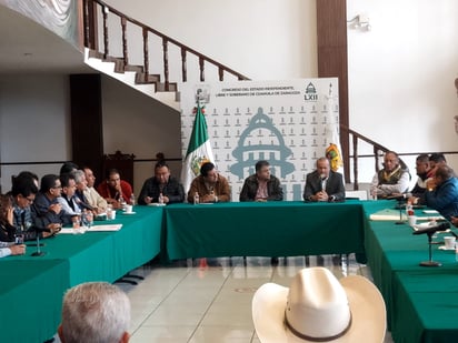 El miércoles se realizó en el Congreso del Estado la tercera reunión entre autoridades gubernamentales y representantes de los concesionarios del servicio de taxi. (Foto: SERGIO A. RODRÍGUEZ / EL SIGLO COAHUILA)