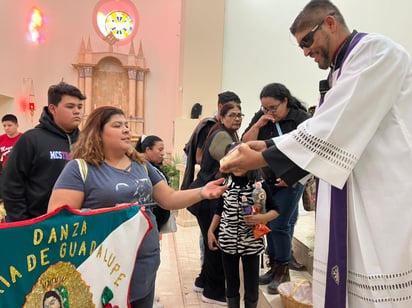 Cada grupo de danza fue recibido por el párroco de la iglesia (EL SIGLO DE TORREÓN/DANIELA CERVANTES)