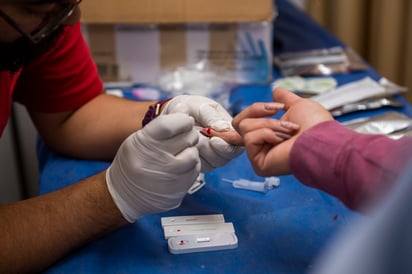 En la Universidad Iberoamericana, el Capasits Torreón brindó información y realizó pruebas rápidas para la detección del VIH. (ÉRICK SOTOMAYOR)