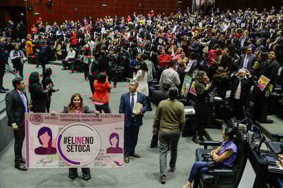 Hubo frases como 'El INE sí se toca', 'Ustedes se quedan con su derrota' y la advertencia de la oposición. (EL UNIVERSAL)