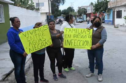 Los afectados se manifestaron con pancartas para exigir la presencia del personal del Simas. (FERNANDO COMPEÁN)