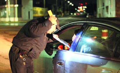 El mecanismo del alcoholímetro se basa en dos métodos para la detección del alcohol contenido en el aire espirado. (ARCHIVO)