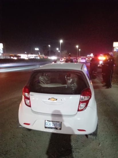 La unidad de carga salió del retorno y al intentar incorporarse a la vialidad le cortó la circulación a un auto compacto. (EL SIGLO DE TORREÓN)