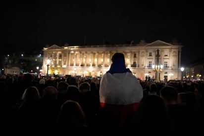 Pese a caer en la final del Mundial, aficionados apoyan a los jugadores de la selección francesa en las afueras del Hotel Crillon, en París.