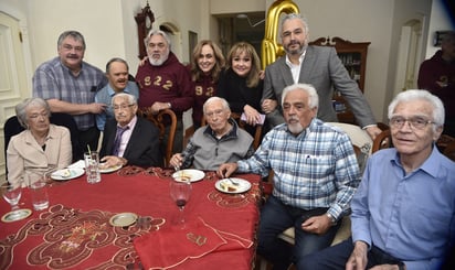 Don Manuel Mijares Gutiérrez con sus hermanos Luis, Jaime Agustín y Mela. Hijos: Roberto, Muricio, Ernesto, Beatriz, Fernando y María de los Ángeles (EL SIGLO DE TORREÓN/RAMÓN SOTOMAYOR)