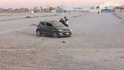 Un vehículo acabó dentro del estacionamiento de la Feria de Torreón. (EL SIGLO DE TORREÓN)