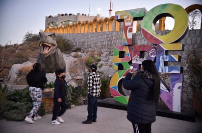 Dinosaurios atractivos. Desde la apertura de la exposición de los dinosaurios el pasado viernes, se incrementó la presencia de personas en Puerto Noas, pues familias quieren una foto con las figuras de estos antiguos habitantes de la tierra. (EL SIGLO DE TORREÓN)