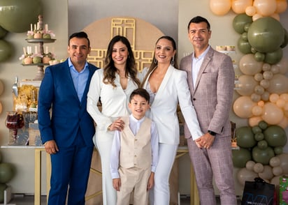 Con sus papás y padrinos Jared Borgetti y Mónica López de Borgetti (EL SIGLO DE TORREÓN/ERICK SOTOMAYOR)