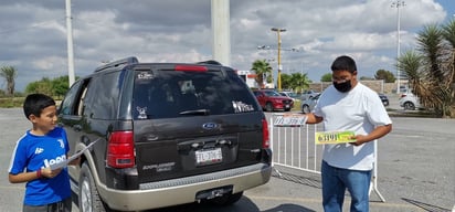 Las personas que acuden a regularizar sus vehículos 'chocolate' deben cubrir el monto de dos mil 500 pesos por el trámite además de una cantidad igual por placas. (EL SIGLO DE TORRÉON)