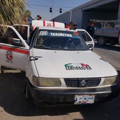 La camioneta se impactó en la parte posterior de un automóvil Nissan Tsuru, color blanco con rojo, de la base CTM, con número económico 15. (EL SIGLO DE TORREÓN)