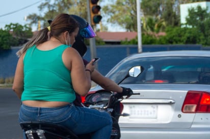 Se trata de una estrategia preventiva para exhortar a los motociclistas y acompañantes a que usen el casco. (MA. ELENA HOLGUÍN / EL SIGLO DE TORREÓN)