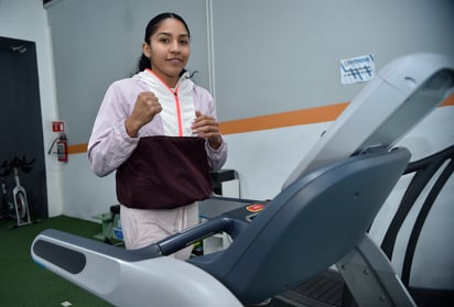 Luna no dejó de entrenar durante las fiestas decembrinas, en gimnasio y en las calles, consciente de que el fondo físico es fundamental para tener éxito en el boxeo profesional. (Ramón Sotomayor)