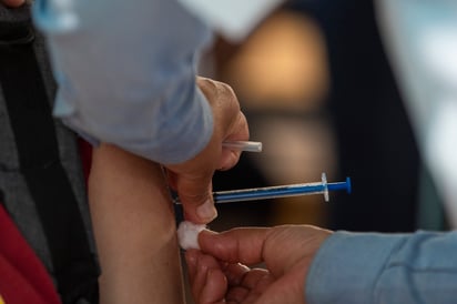 Las autoridades estatales siguen promoviendo la vacunación contra la COVID-19 para evitar riesgos graves a la salud. (EL SIGLO DE TORREÓN)