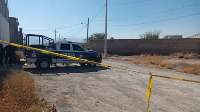 Al interior del vehículo se aseguró un arma de fuego y una persona del sexo femenino. (EL SIGLO DE TORREÓN)