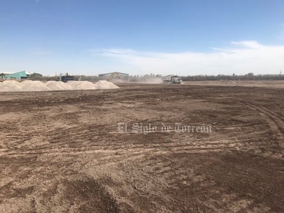 Esta tarde El Siglo de Torreón pudo observar a trabajadores y maquinaria pesada de construcción. (Foto: FERNANDO COMPEÁN / EL SIGLO DE TORREÓN)