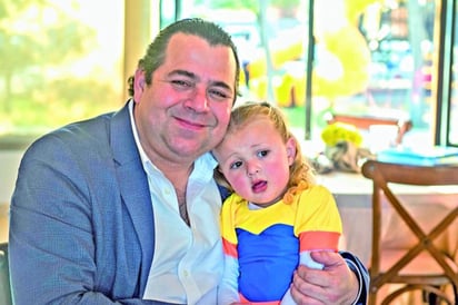 Jorge Rosas y la pequeña Eugenia (EL SIGLO DE TORREÓN/ERICK SOTOMAYOR)