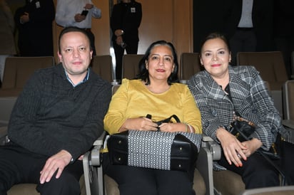 Jorge Manzanares, Sandra Rodríguez y Marina Obregón (EL SIGLO DE TORREÓN/FERNANDO COMPEÁN)