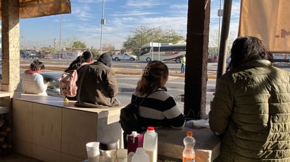 Durante la estadía de los viajeros en Lerdo, una vecina de la colonia Cerro de la Cruz los apoyó con comida y alojamiento.