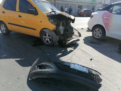 El automóvil acabó completamente destrozado en su parte frontal. (EL SIGLO DE TORREÓN)