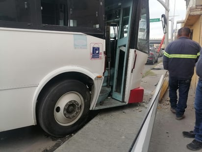 Paramédicos de la Cruz Roja brindaron atención médica a tres personas. (EL SIGLO DE TORREÓN)