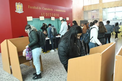 Por la mañana, se pudo observar una copiosa participación alumnos y docentes en la Facultad de Contaduría y Administración (FCA) que se localiza sobre el bulevar Revolución. (Foto: FERNANDO COMPEÁN / EL SIGLO DE TORREÓN)