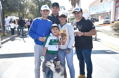 Familia Ortega Rojas de paseo con su mascota (EL SIGLO DE TORREÓN/RAMÓN SOTOMAYOR)