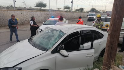 Los familiares de la conductora accidentada anunciaron que buscarán apoyo para la reparación de los daños. (EL SIGLO DE TORREÓN)