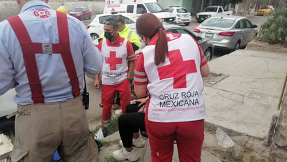 La joven mujer fue atendida por los paramédicos de la Cruz Roja. (EL SIGLO DE TORREÓN)