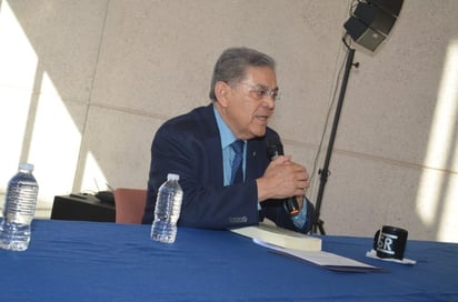 La charla fue impartida por Salvador Hernández Vélez, rector de la universidad.