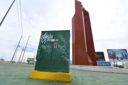 Mala imagen
El grafiti da una mala imagen a la
zona, pero también la pintura mal
aplicada a la base de la caja de
semáforos, camellón y cordonería. (FERNANDO COMPEÁN)