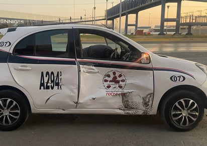 Tanto la motocicleta como el taxi fueron enviados a un corralón de la ciudad para su resguardo. (EL SIGLO DE TORREÓN)