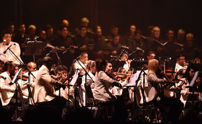 Acompañantes. Músicos de la Orquesta Filarmónica del Desierto, la Camerata de Coahuila y la Compañía de Ópera de Saltillo, siguieron la voz de Andrea Bocelli. (RAMÓN SOTOMAYOR)