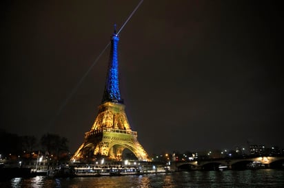 La Torre Eiffel de París fue uno de los monumentos que se iluminaron con los colores de la bandera de Ucrania, azul y amarillo.