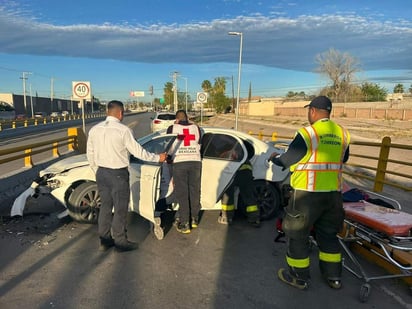 La mujer perdió el control a la altura de una curva y, tras chocar, acabó atravesada en el lugar. (EL SIGLO DE TORREÓN)