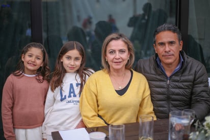 María Emilia Herrera, Elena Reyes, Meyer Estrada y Efrén Reyes. (Foto: Vayron Infante)