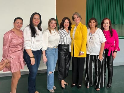 La conferencista Lety Orozco de Huerta en compañía de Claudia, Alicia, Jéssica, Cecilia, Amparo y Laura (EL SIGLO DE TORREÓN/VAYRON INFANTE)