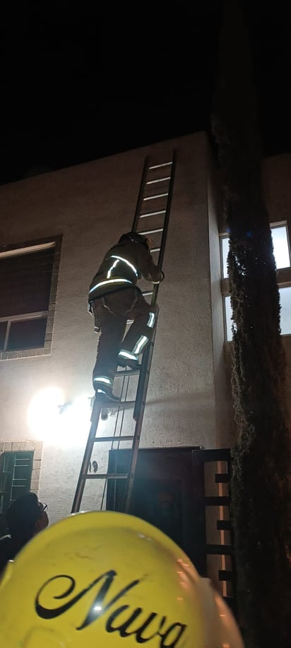 Los elementos utilizaron una escalera para llegar hasta el techo de la casa. (EL SIGLO DE TORREÓN)