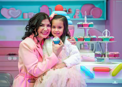La Sra. Isabel Cristina Arellano con su nieta Bárbara.- SOTOMAYOR FOTOGRAFÍA