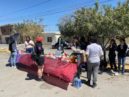 Se colocó un tendedero de denuncias para señalar violencia institucional por parte de las autoridades. (EL SIGLO DE TORREÓN)
