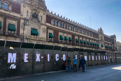 En la Ciudad de México se instalaron vallas en algunos edificios de la ruta de la marcha por el Día Internacional de la Mujer. (EL UNIVERSAL)