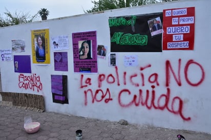 Víctimas o familiares de víctimas fijaron carteles y grafitearon las paredes exteriores del cuarto de bombeo del drenaje pluvial.
