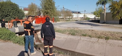 Se pide a los transeúntes evitar caminar cerca de la orilla.