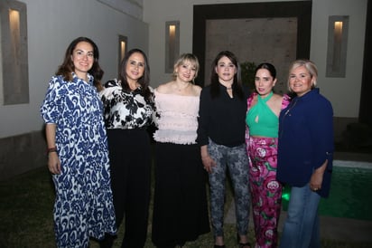 Sandra feliz en su cumpleaños junto a Mónica, Sambra, Carmen, Cristy y Gaby (EL SIGLO DE TORREÓN/VAYRON INFANTE)