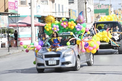 Los globos le dieron un gran colorido al desfile de la primavera (EL SIGLO DE TORREÓN/FERNANDO COMPEÁN)
